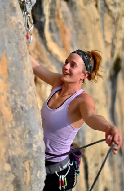 Frau beim Klettern in den Bergen