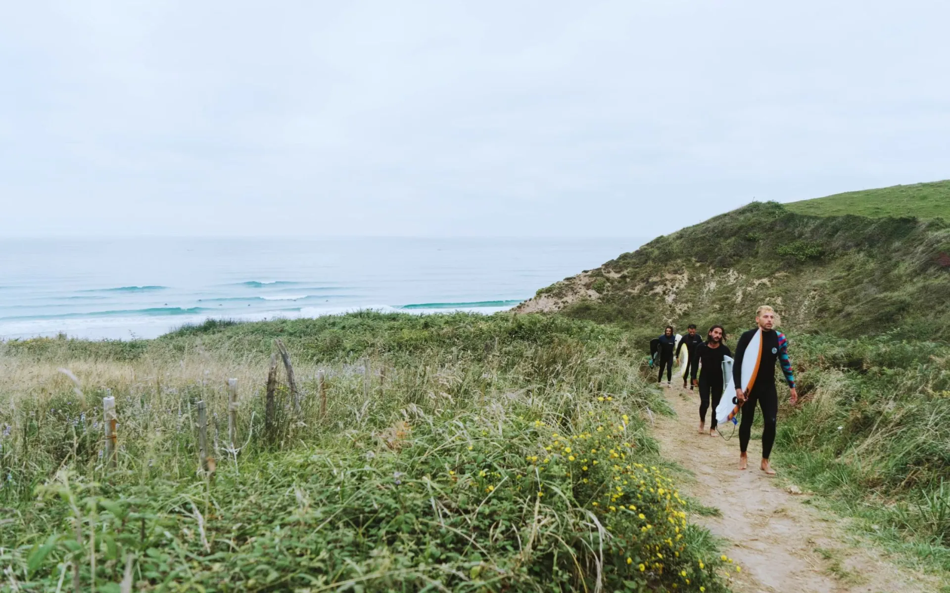 Surfcamp-Gruppe nach dem Surfen in Nordspanien