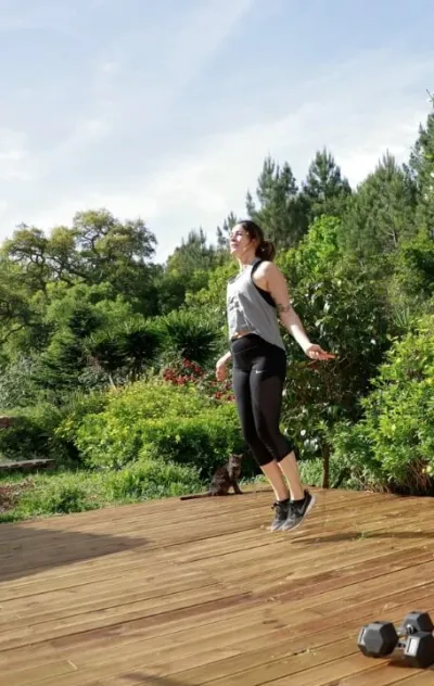 Frau beim Seilspringen im Garten vom Fitnesscamp in Frankreich