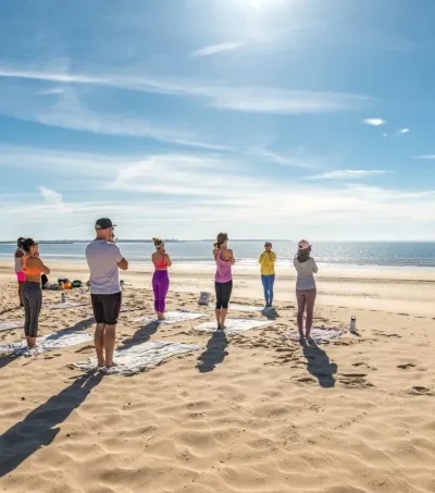 Gruppe bei Yoga Einheit am Meer