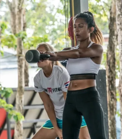 Frau beim Training mit Kettlebell im Fitnesscamp in Thailand