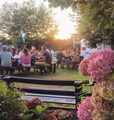 Gemeinsamer Abend im Garten im Surfcamp in Nordspanien