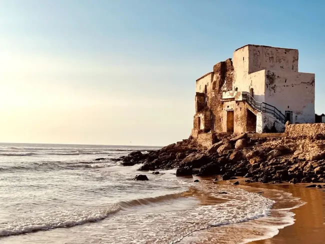 ein altes Haus an der Küste von Essaouira
