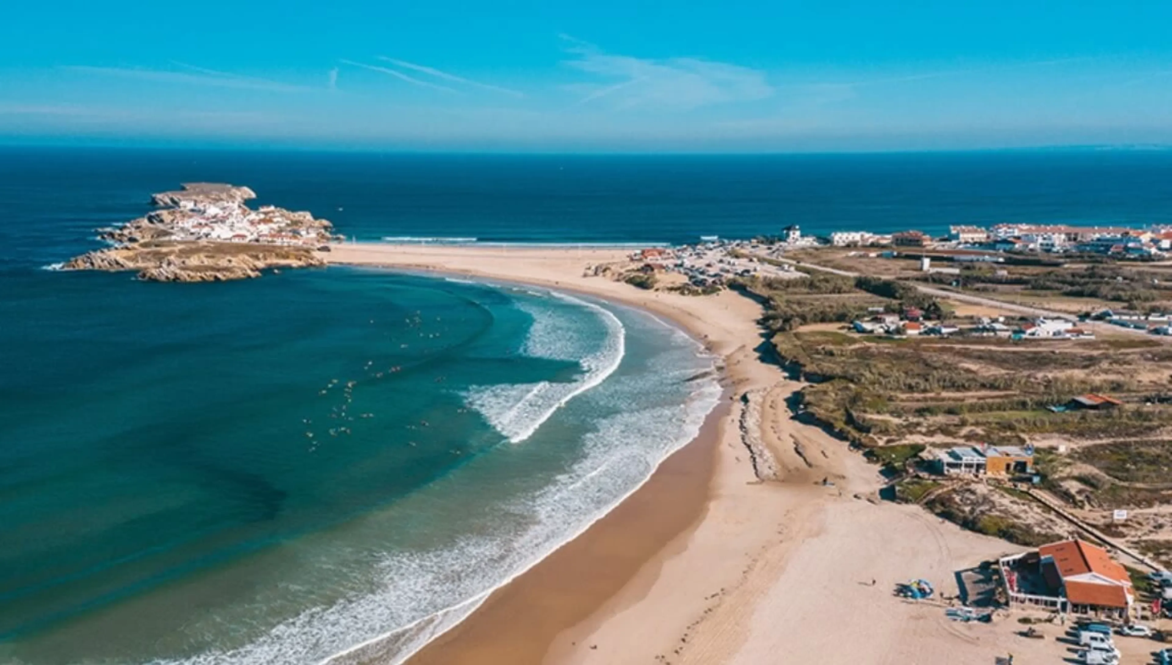 Drohnen Blick über die Halbinsel von Baleal, Peniche