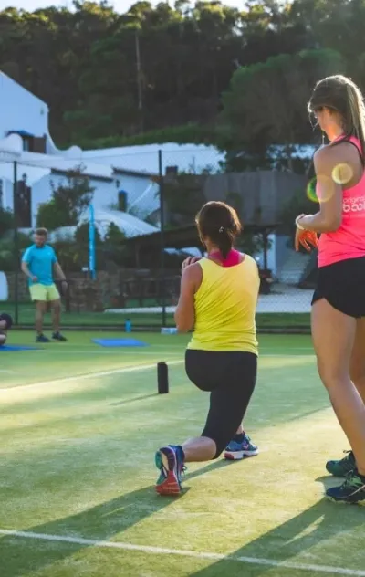 Gruppe beim Zirkeltraining draußen im Garten im Fitnessurlaub