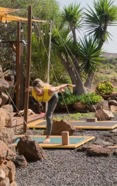 Frau beim Yoga im Retreat auf den Kanaren