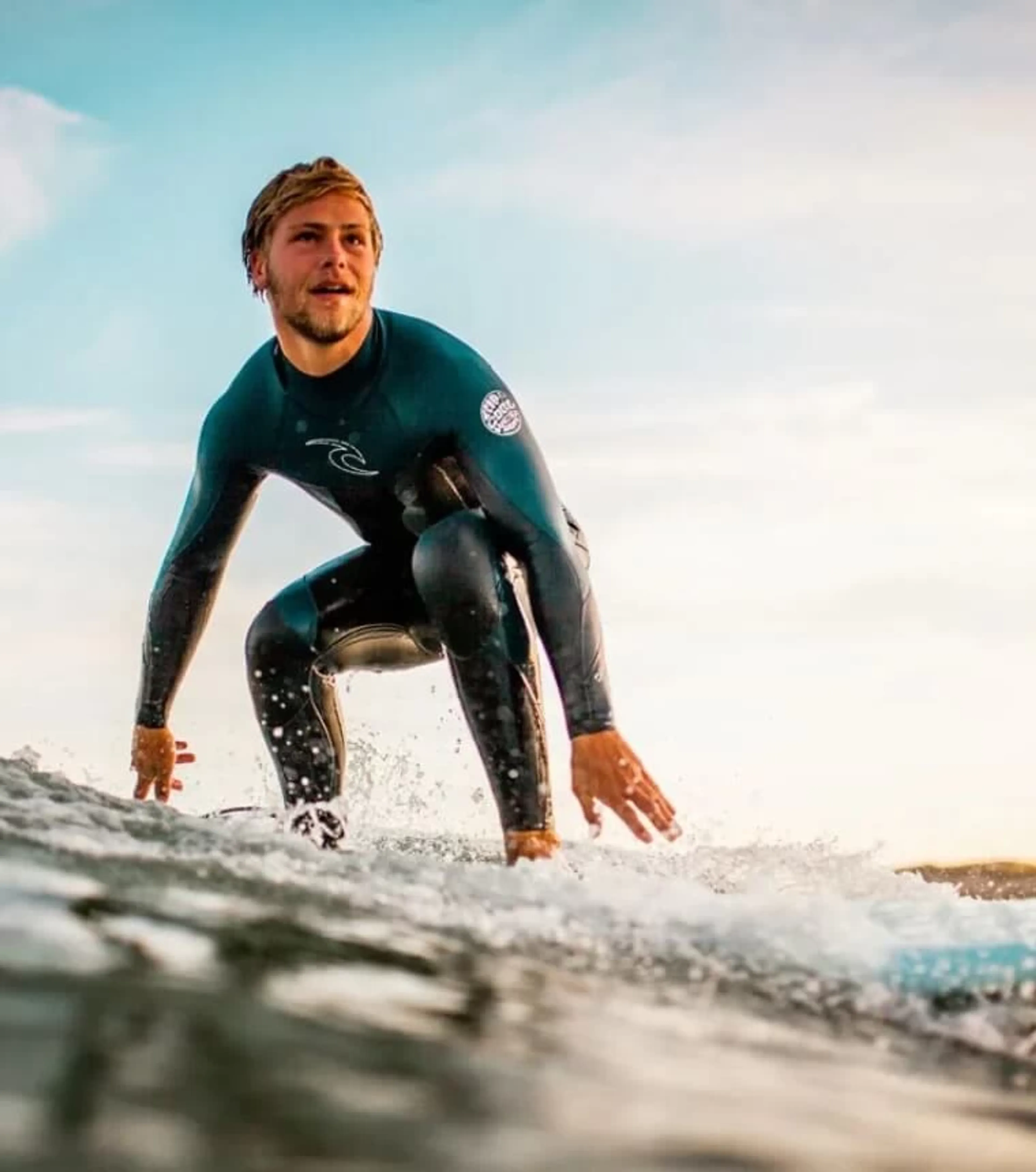 Fortgeschrittener Surfer surft grüne Welle in Frankreich