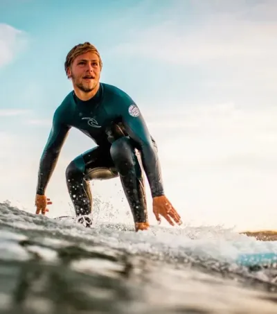 Fortgeschrittener Surfer surft grüne Welle in Frankreich