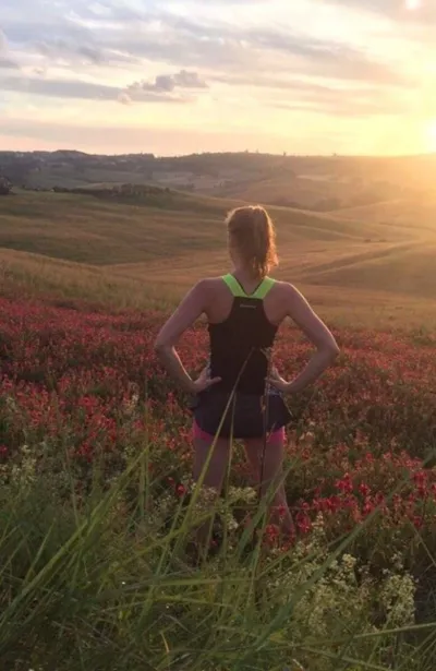 Frau pausiert ihr Training um die Weite der Natur zu genießen