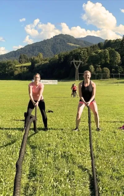 Zwei Frauen trainieren mit einem Seil vor einer Berg-Kulisse in Österreich