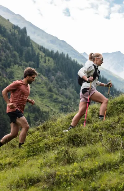 Frau und Mann beim Wandern in den Bergen