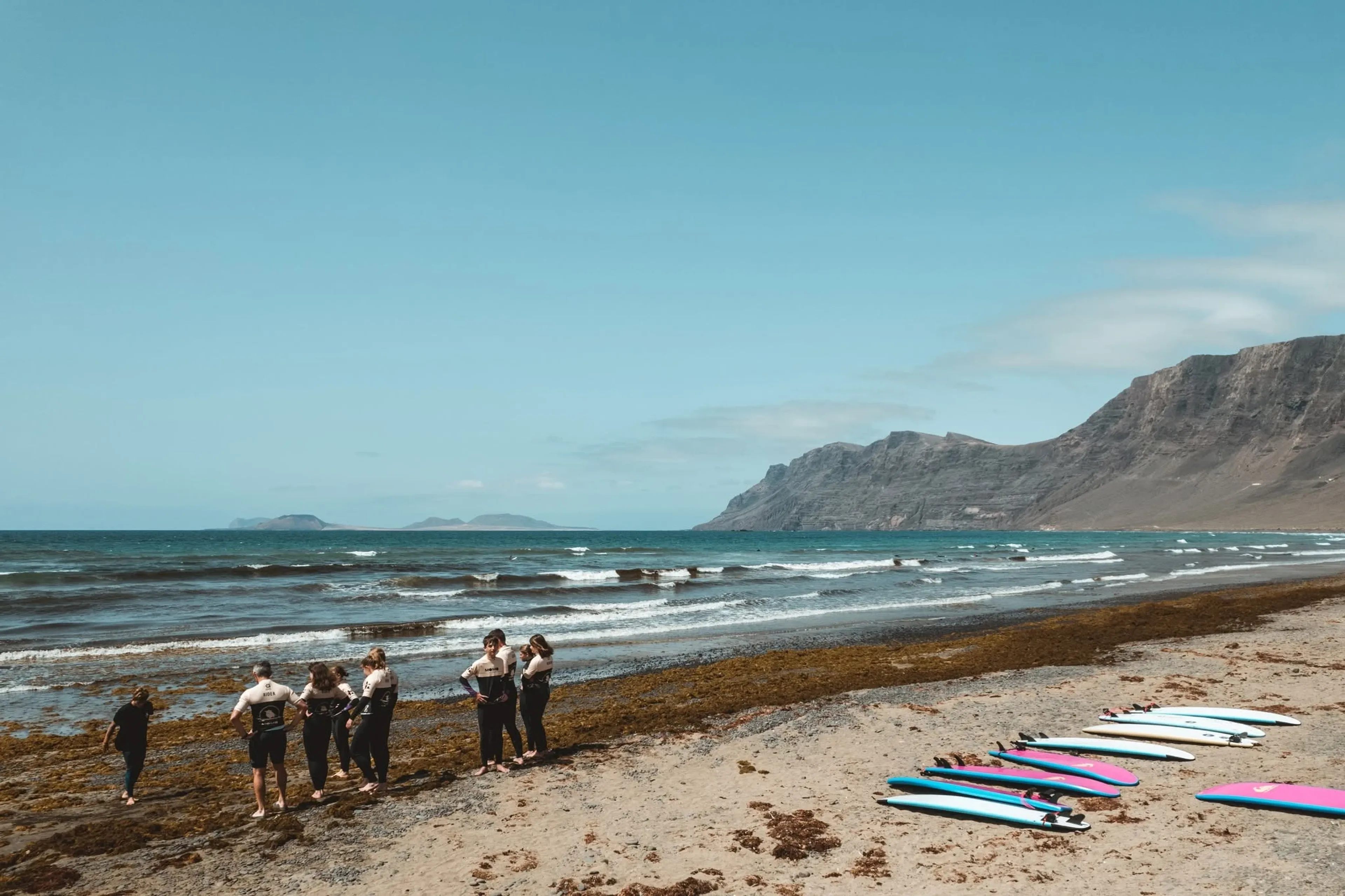 Gruppe Surfer am Strand von Lanzarote
