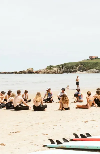 Surfcamp Gruppe vor der Surf-Einheit am Strand in Nordspanien