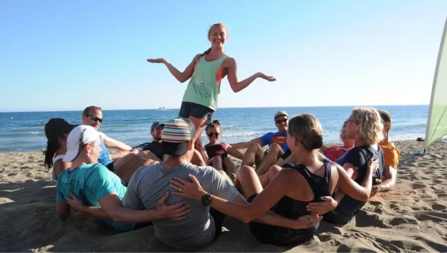 Gruppe bei Fitnessreise auf Mallorca am Strand