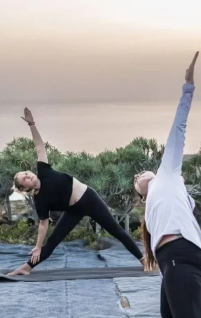 Yoga Einheit mit Blick auf das Meer auf den Kanaren