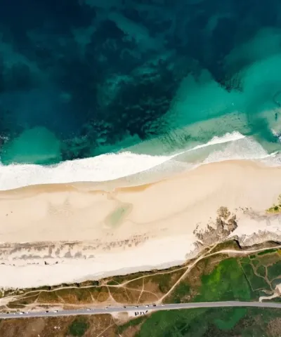 Drohnen-Aufnahme vom Surfspot in der Bretagne