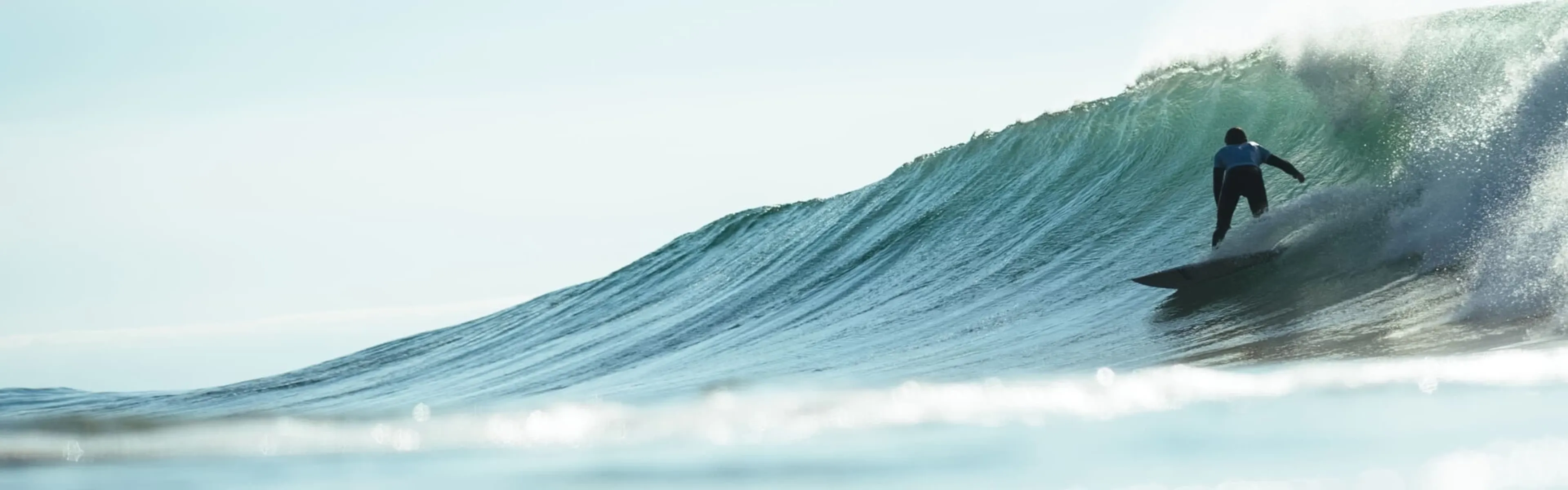 Fortgeschrittener Surfer surft cleane Welle in Portugal