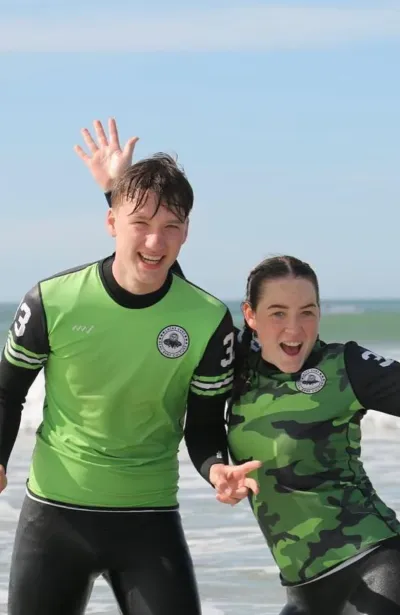 Pärchen im Neoprenanzug am Strand in Kantabrien nach der Surf-Einheit