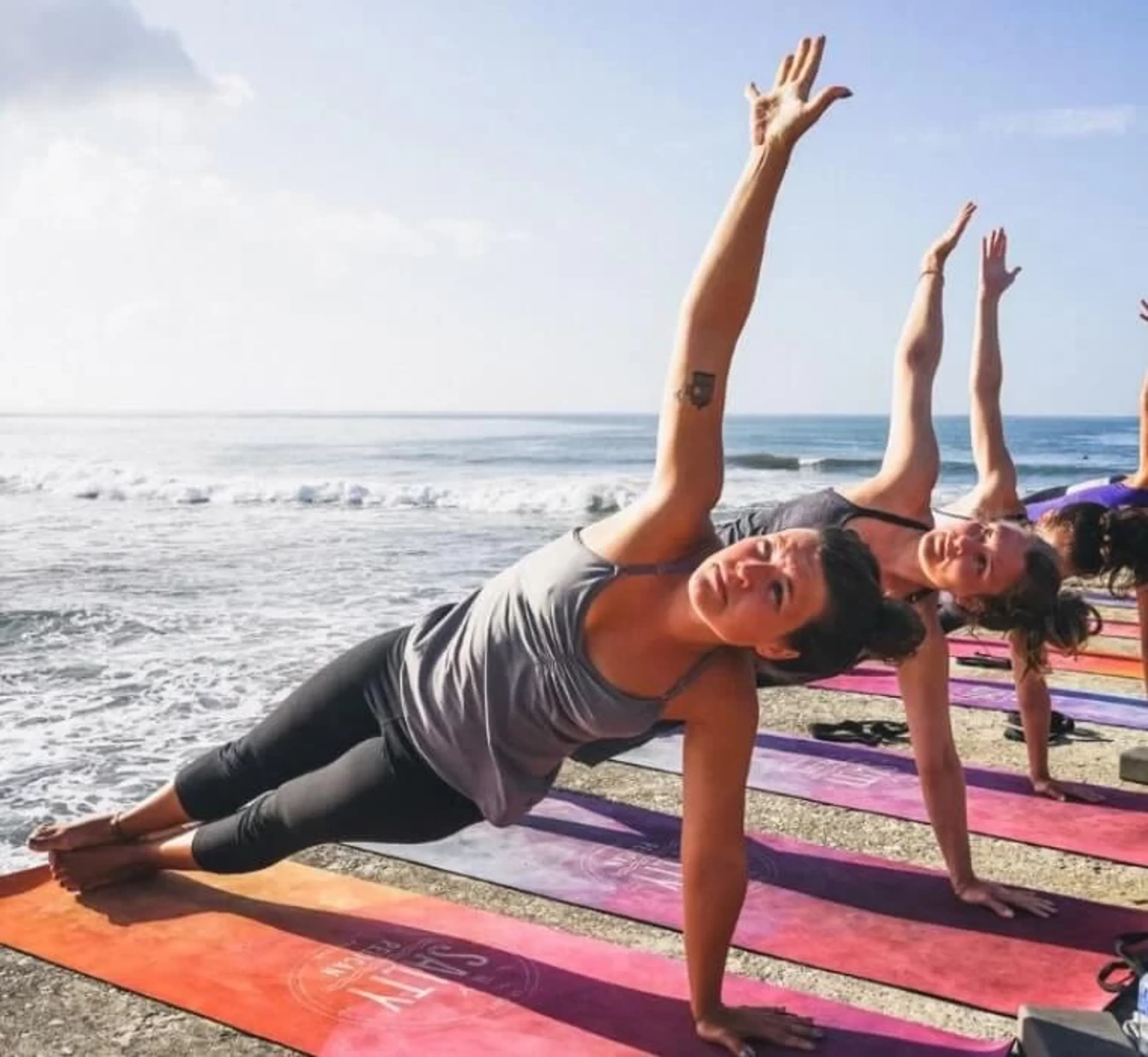 Gruppe bei Yoga Einheit auf einem Steg in Cascais in Portugal