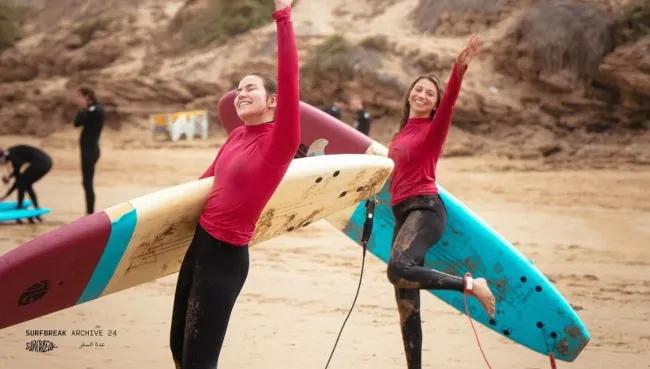 Zwei Freundinnen mit Surfboards am Strand in Taghazout