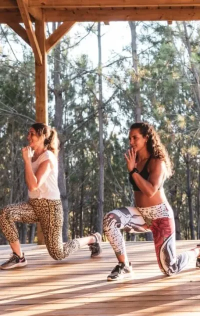 Zwei Frauen beim Training draußen in der Natur in Spanien