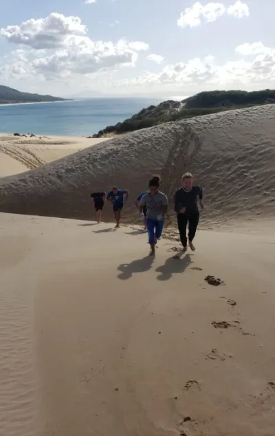 Gruppe läuft nach Fitness-Einheit die Dünen auf Fuerteventura hoch