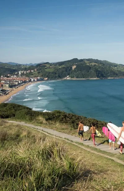 Surfcamp-Gruppe auf dem Weg zum Strand in Zarautz