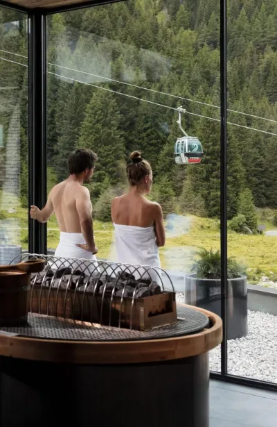 Paar im Wellnessbereich schaut nach draußen in die Natur