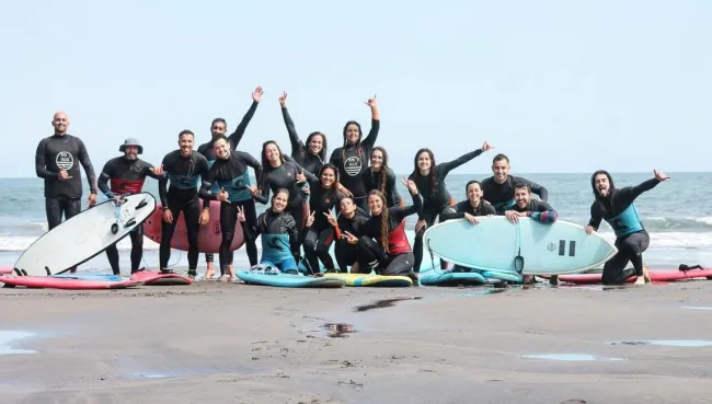 Surfcamp-Gruppe am Strand in Nordspanien nach der Surf-Einheit