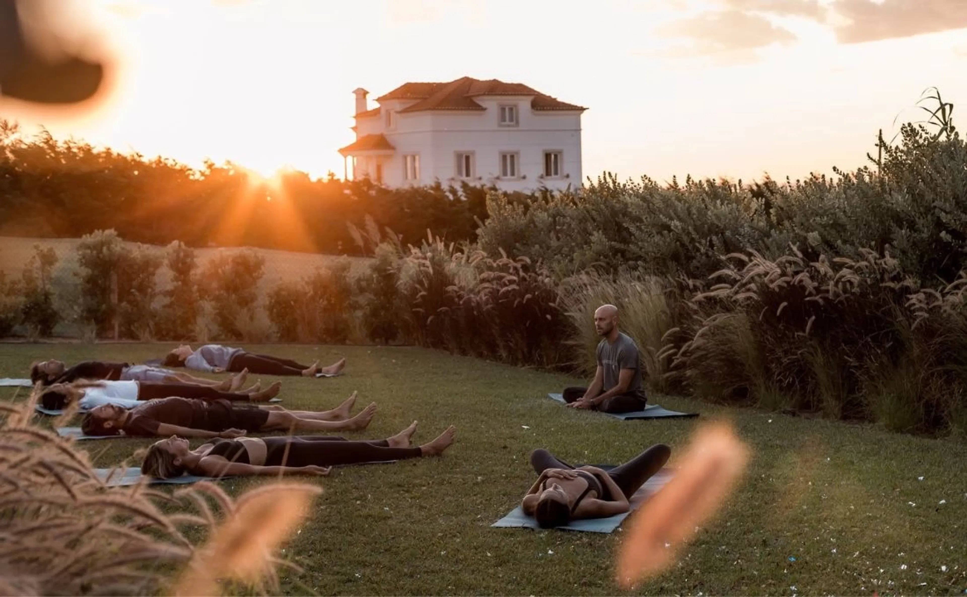 Yoga Einheit bei Sonnenuntergang in Portugal