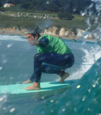 Fortgeschrittener Surfer in grüner Welle in Nordspanien