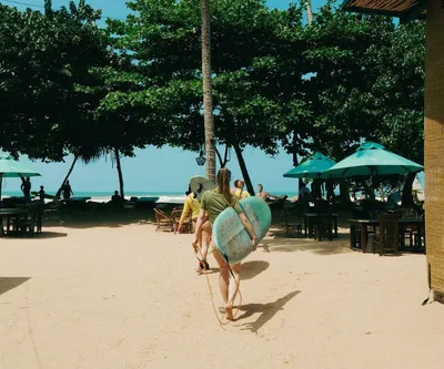 Gruppe läuft vom Surfcamp am Strand direkt in die Wellen