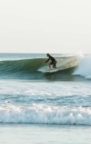 Surfer in cleaner Welle in Nicaragua