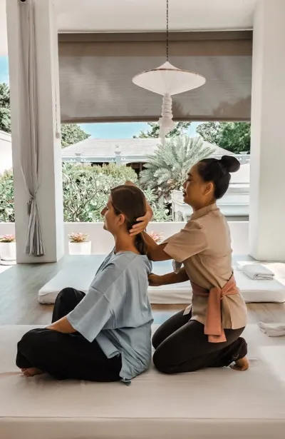 Frau bei der Massage im Fitnessurlaub in Thailand
