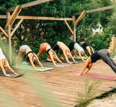Gruppe beim Yoga in der Natur im Surf & Yoga Camp in Frankreich