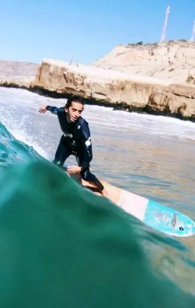 Mann surft Welle in Marokko