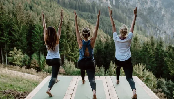 Drei Frauen beim Yoga mit Blick in die Berge