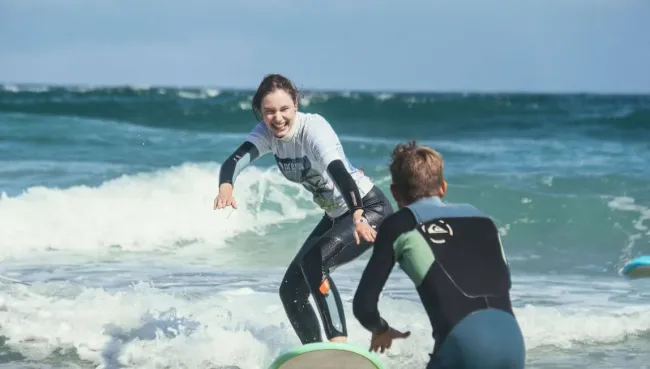 Sicherheit bei Surfcamps für Schulklassen