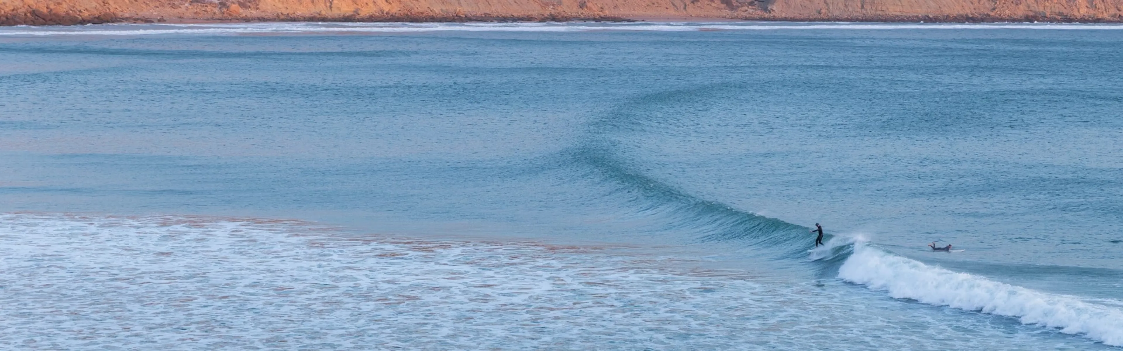 Surfer in langer rechten Welle in Imsouane