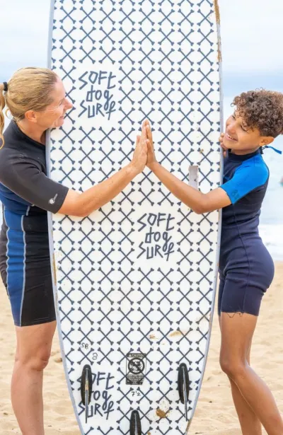Mutter und Sohn nach der Surf-Einheit beim Familien-Surfcamp in Nordspanien