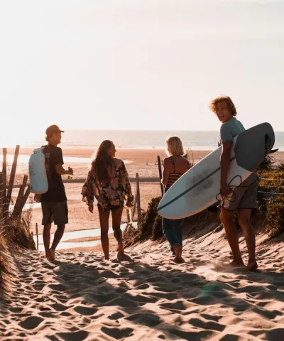 Surfcamp Gruppe auf dem Weg zum Strand bei Sonnenuntergang in Vieux-Boucau