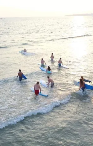 Surfcamp Gruppe auf dem Weg in die Wellen in Weligama