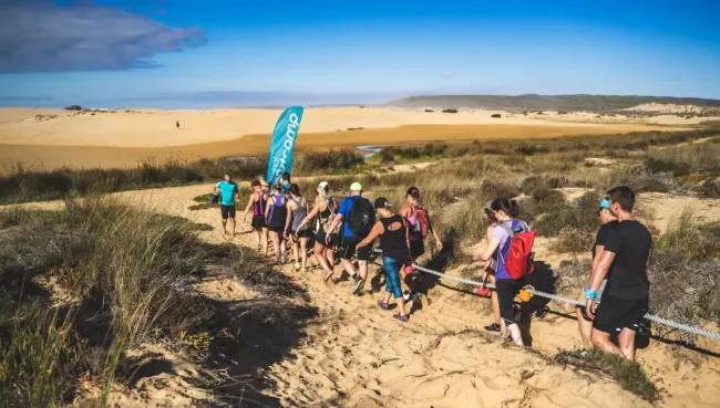 Fitness Gruppe auf dem Weg zum Training am Strand