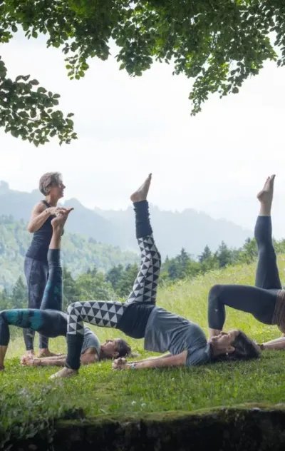 Yoga Einheit draußen in der Natur im Retreat in Deutschland