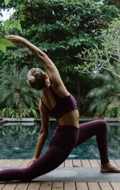 Frau beim Yoga in tropischer Umgebung in Sri Lanka