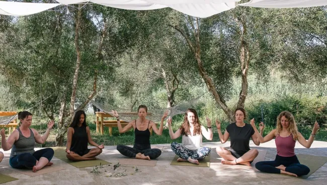 Gruppe nach der Yoga Einheit beim Retreat in Italien