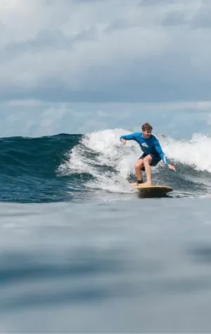 Surfer in Welle auf Lombok