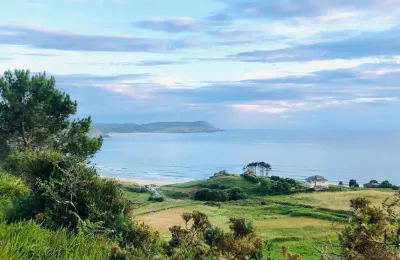 Blick auf das Surfhaus direkt am Strand in Galicien