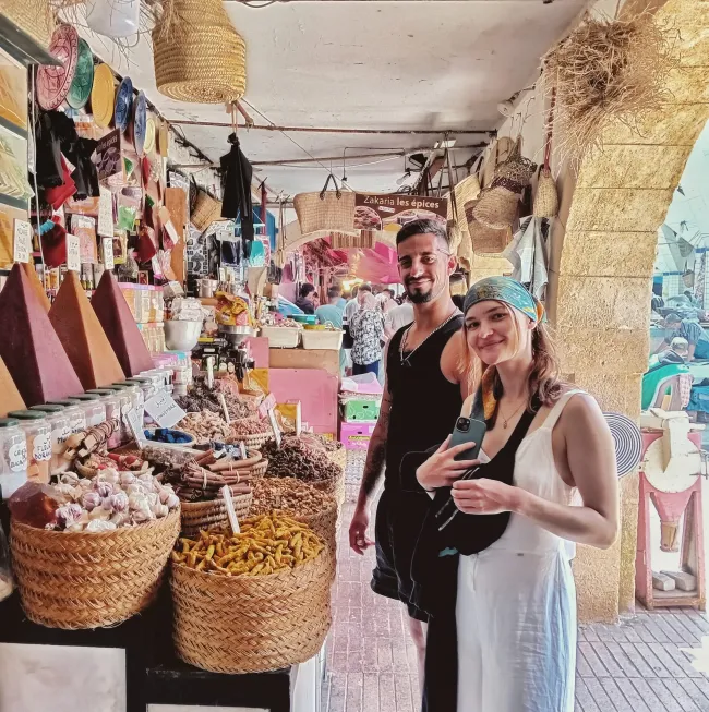eine Frau und ein Mann sind auf einem Markt in Essaouira