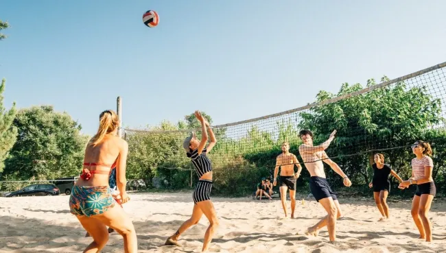 Atmosphäre und Aktivitäten in Surfcamps in Europa